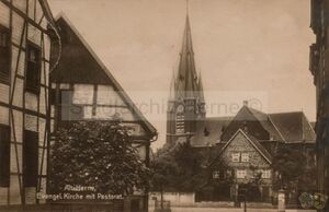 Die evangelische Hauptkirche mit Pastorat, um 1928.jpg