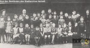 Die jüdische Schule in Herne mit ihrem Lehrer Leopold Hartmann.jpg