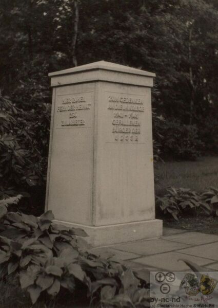 Datei:Ehrenfriedhof für die Angehörigen fremder Staaten auf dem Waldfriedhof.jpg