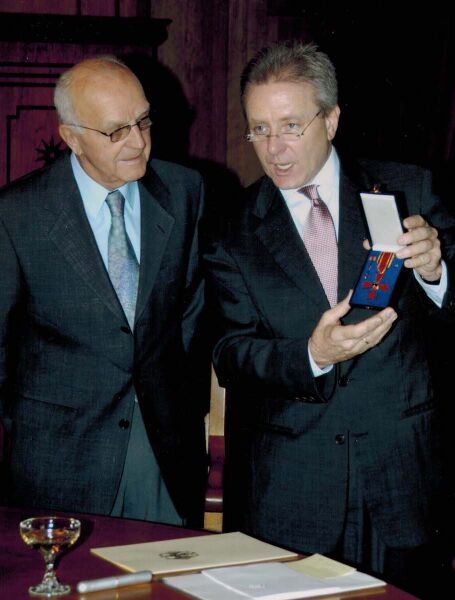 Datei:Ehrung Polaschek Sammlunf Friedhelm Wessel oJ.jpg