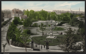 Eickeler Volksgarten mit Siegessäule, kolorierte Postkarte, gelaufen 1918.jpg