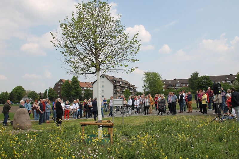 Datei:Einweihung Corona-Gedenkort 2 Barbara Rohde 20220506.jpg