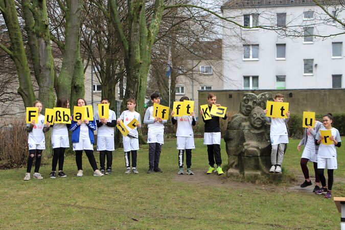 Gesamtschülerinnen und -schüler bei der Einweihungsfeier