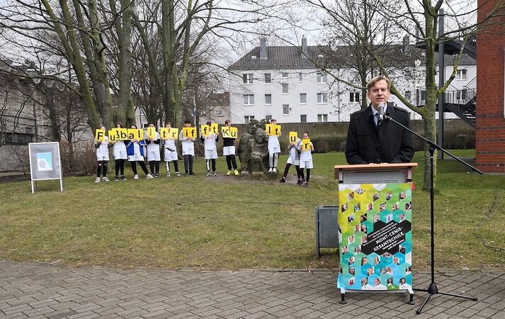 Bezirksbürgermeister Mathias Grunert bei der Eröffnungsrede [7]