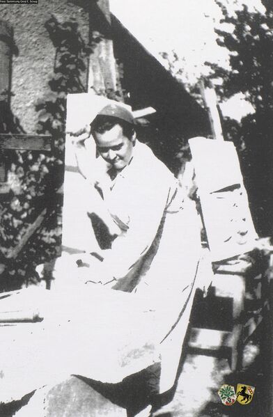 Datei:Elisabeth Hoffmann auf ihrem Hof Gerd Schug oJ.jpg