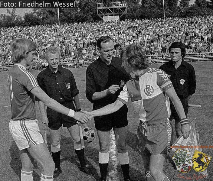 Datei:Endspiel 1976 Wimpeltausch.jpg