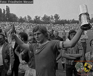 Endspiel Jugend 1976 Kapitän Lander mit Pokal.jpg