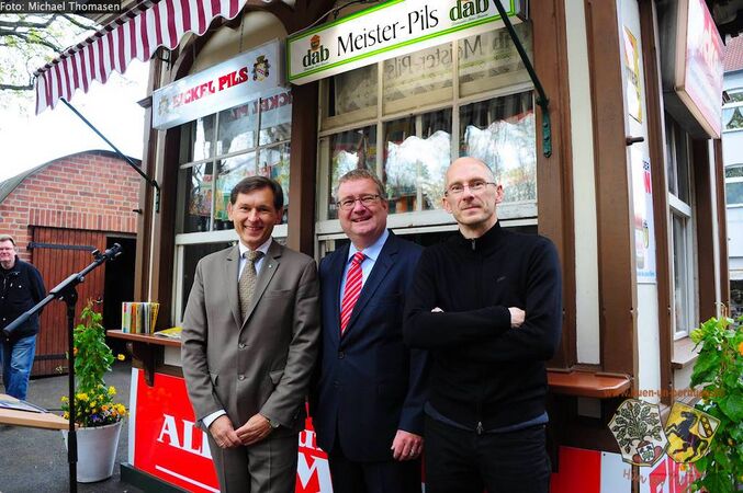 Von Links: Dr. Frank Dudda (Oberbürgermeister), Dr. Oliver Doetzer-Berweger (Museumsdirektor Emschertalmuseum) und Ralf Piorr (Kurator). [5]