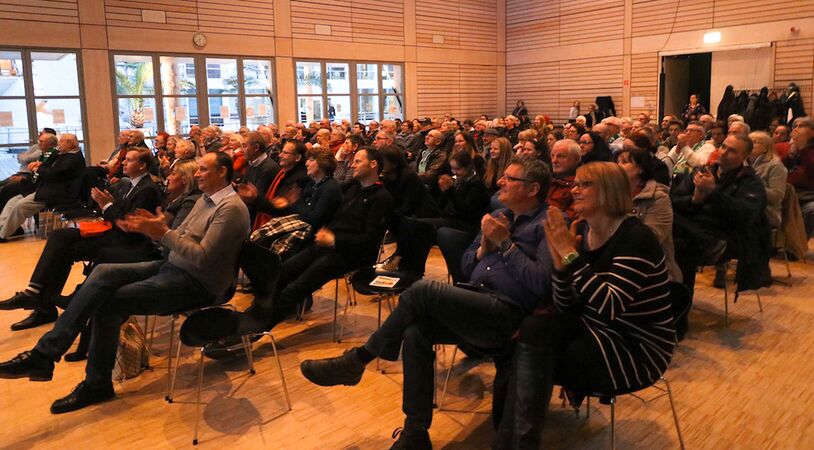 Zuschauer im Bürgersaal der Akademie Mont-Cenis