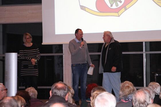 Marcus Schubert befragt Richard Gruber. [7]