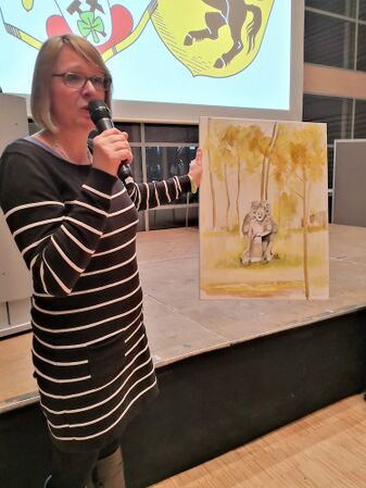 Céline Spieker präsentiert das Kunstwerk vom Kunstwerk. (Gemalt von Helmut Manfreda)