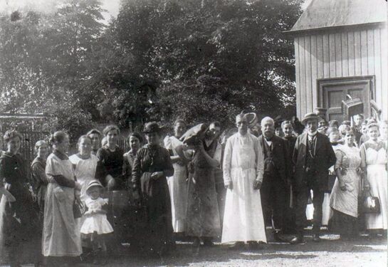 Fleischverkauf bei der Eickeler Kriegsküche, Sommer 1915, 4. von rechts Amtmann Berkermann