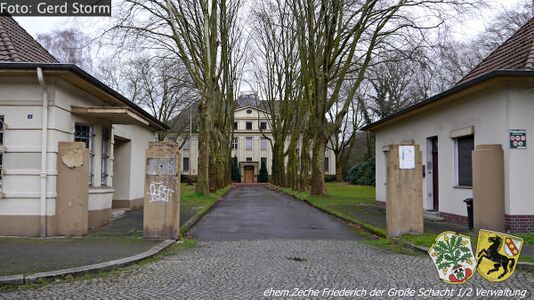 Einfahrt zum Verwaltungsgebäude Friedrich der Große [1]