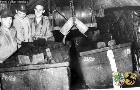 Günther Maiwald mit Kumpels unter Tage [1]