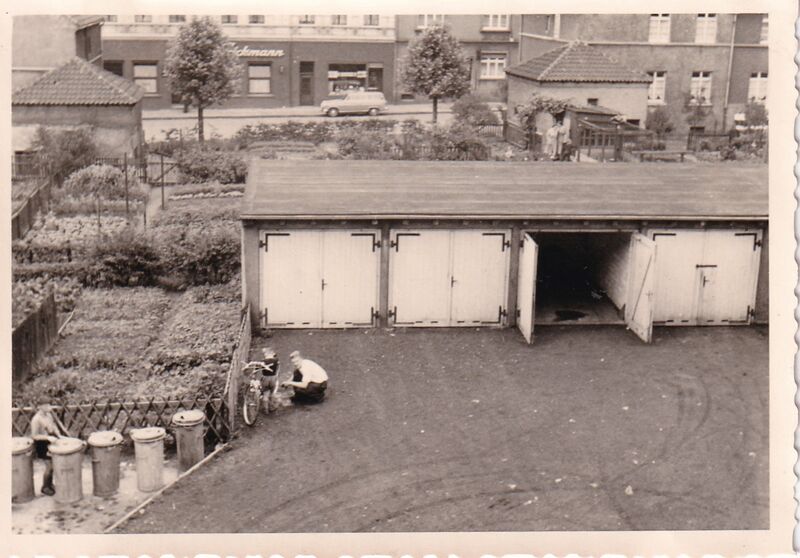Datei:Garagenhof Eickeler Straße Strickmann Sammlung Helga Kawashima.jpg