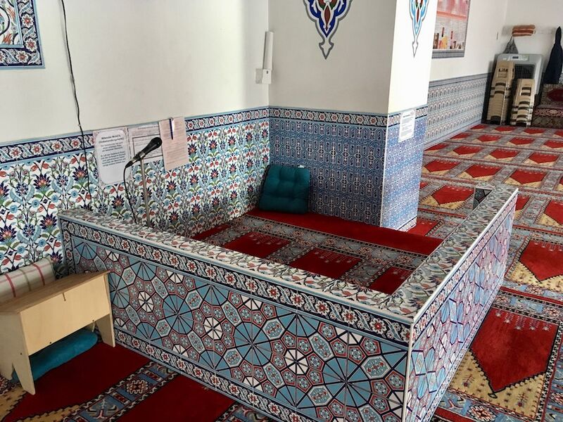 Datei:Gebetsrufergalerie Herne Merkez Camii 20171003.jpg