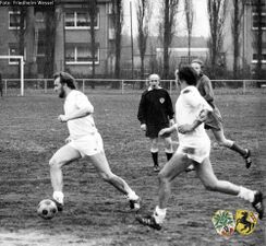Georg Clement mit Ball im Trikot des FC Homann.