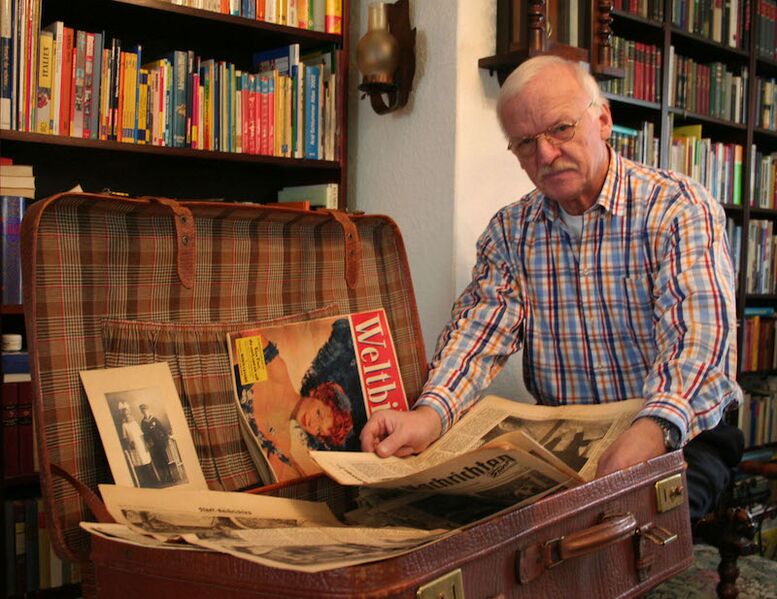 Datei:Georg Clement mit Koffer 1 Friedhelm Wessel.jpg