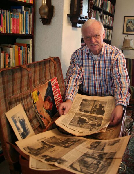 Datei:Georg Clement mit Koffer 2 Friedhelm Wessel.jpg