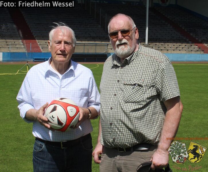 Datei:Hans Tilkowski und Friedhelm Wessel im Juni 2016.jpg