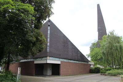 Heilig Geist Kirche Eingang 9948 Thorsten Schmidt 20170723.jpg