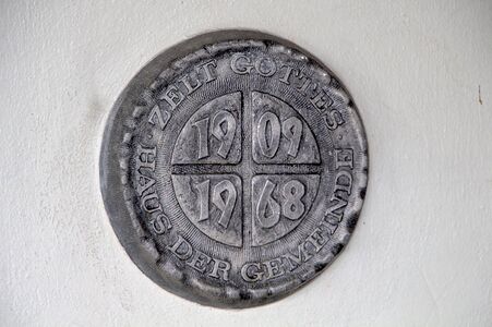 Heilig Geist Kirche Plakette an der rechten Tür am 23.07.2017. [3]