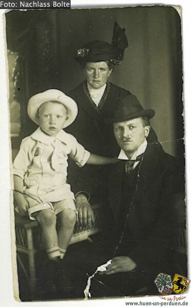 Datei:Heinz Schaefer mit Mutter und Vater.jpeg