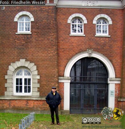 Vor dem alten Eingang an Santa Fu