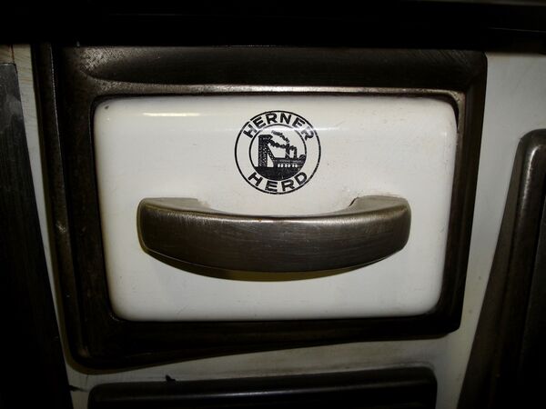 Detailaufnahme aus dem Foto eines alten Herdes der ehemaligen Herner Herdfabrik. [9]