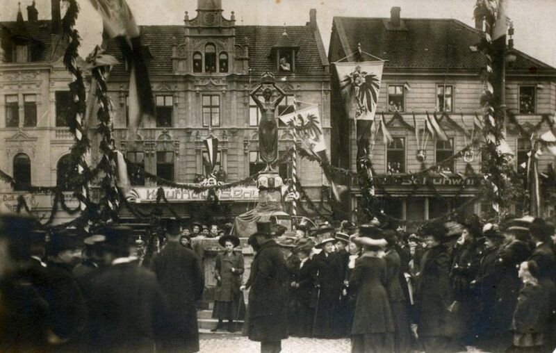 Datei:Hohenzollern-Brunnen am Eickeler Markt, 1909.jpg
