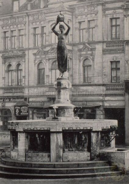 Datei:Hohenzollern-Brunnen und Figur.jpg