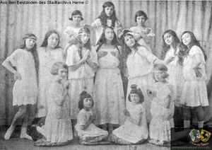 Jüdische Mädchengruppe in Herne bei der Aufführung eines Lebenden Bildes, um 1920.jpg