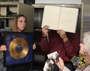 Jürgen von Manger goldende Schallplatte 2015 Stadtarchiv Friedhelm Wessel.jpg