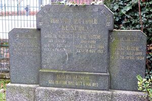 Janik Grabanlage Klische Bergelmannshof 2014.jpg