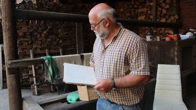 Josef Borg Blättert im Protokollbuch des Taubenvereins