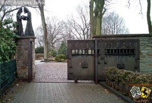 Katholischer Friedhof Wanne Laurentius Tor Andreas Janik 20170131.jpg