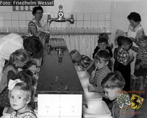 Kinder im Waschraum Kindergarten St Ursula Friedhelm Wessel.jpg