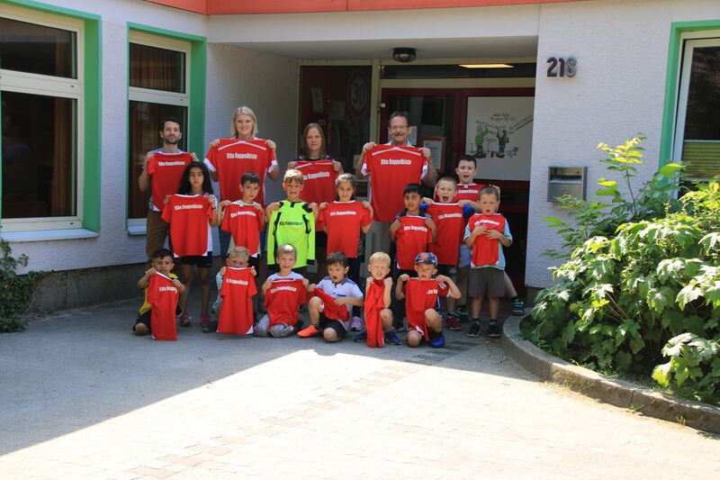 Datei:Kita Rappelkiste 20190618 FußballTrikots.JPG