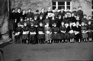 Konfirmantinnen der Emmaus-Kirche 1956 Doris Saisch.jpg