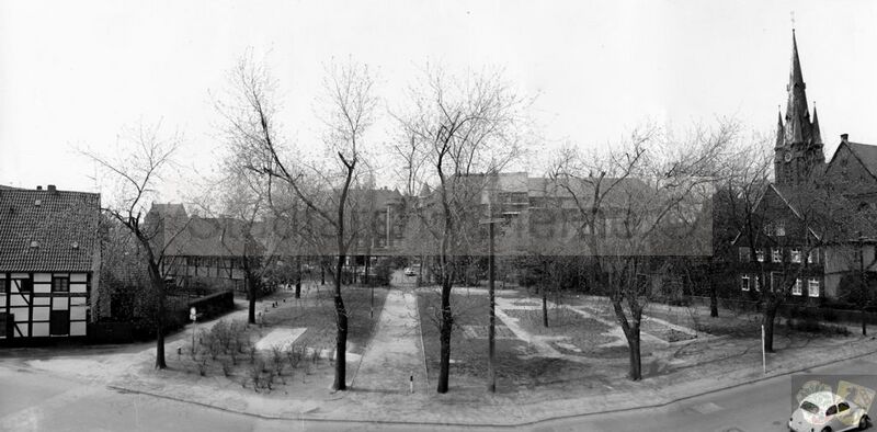 Datei:Kraft-Messing-Platz mit Umriss der St. Dionysiuskirche.jpg