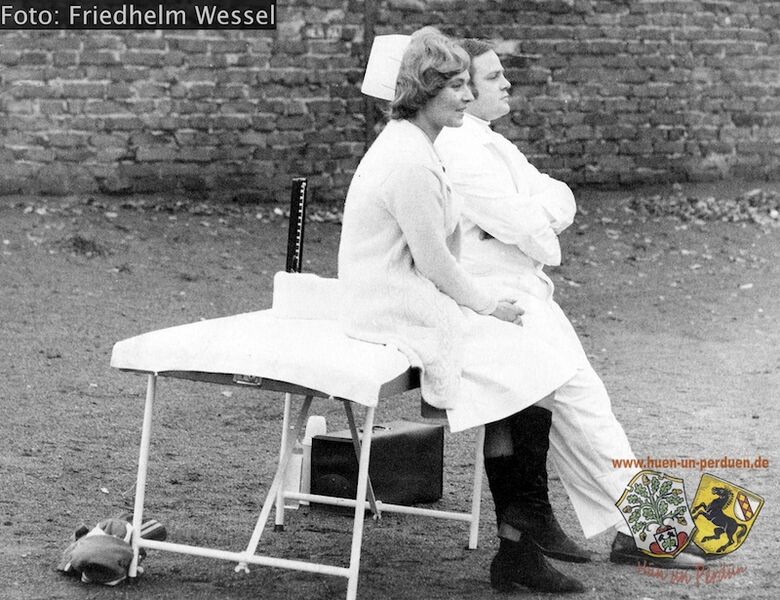 Datei:Krankenschwester und Masseur FW.jpg