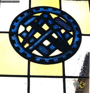 Fenster mit Zunftzeichen der Schmiede Innung.