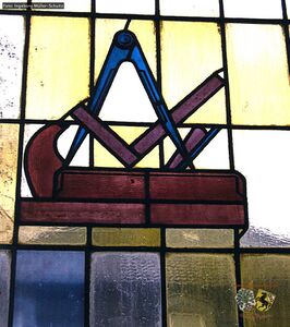 Fenster mit Zunftzeichen der Tischler Innung.