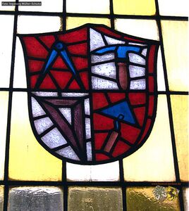 Fenster mit Zunftzeichen der Maurer Innung.