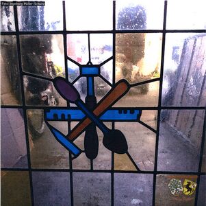 Fenster mit Zunftzeichen der Glaser Innung.
