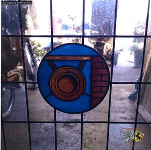 Fenster mit Zunftzeichen der Friseur Innung.