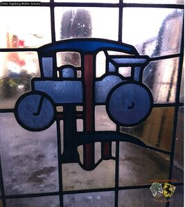 Fenster mit Zunftzeichen der Pflasterer Innung.