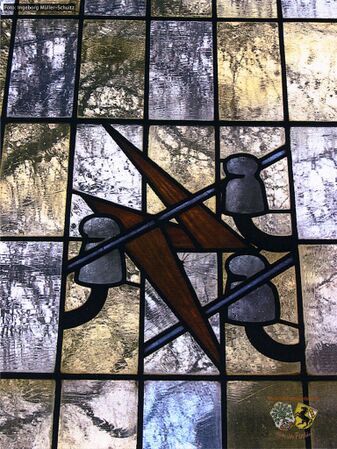 Fenster mit Zunftzeichen Elektriker.