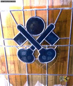 Fenster mit Zunftzeichen der Schlosser Innung.