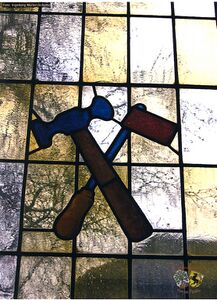 Fenster mit Zunftzeichen der Installateure/Klempner Innung.